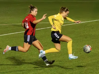 O tem, kako igralke ženske nogometne lige v Sloveniji premagujejo ovire za prepoznavnost, spoštovanje in osnovne pogoje za igro. - Golavt